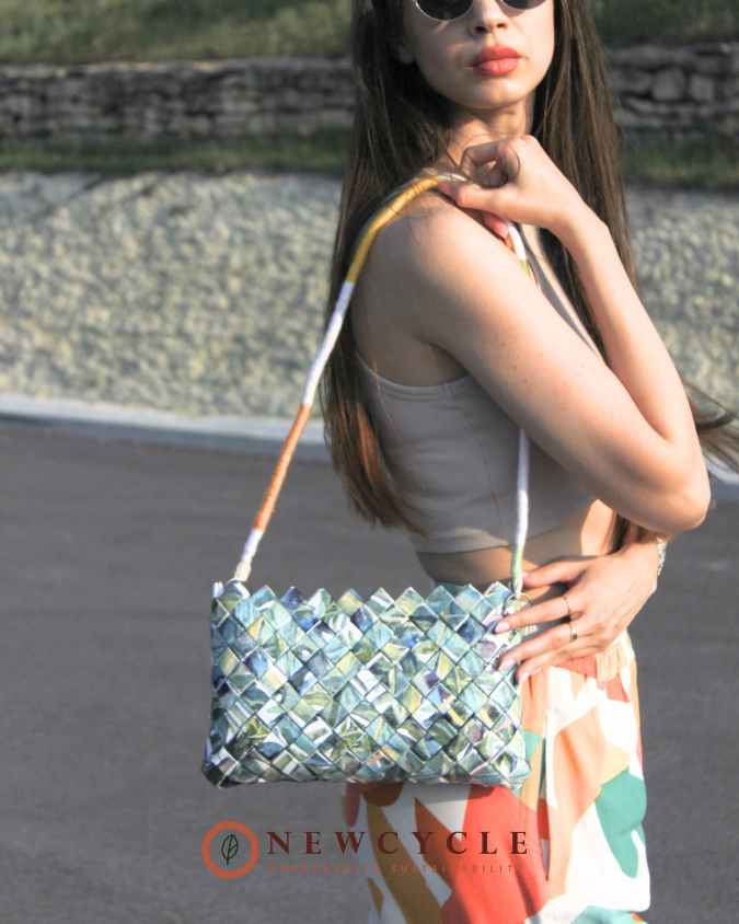 Leaf-pattern woven eco bag held with both hands