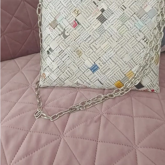 Video showing the oversized newspaper-print woven bag and its structure