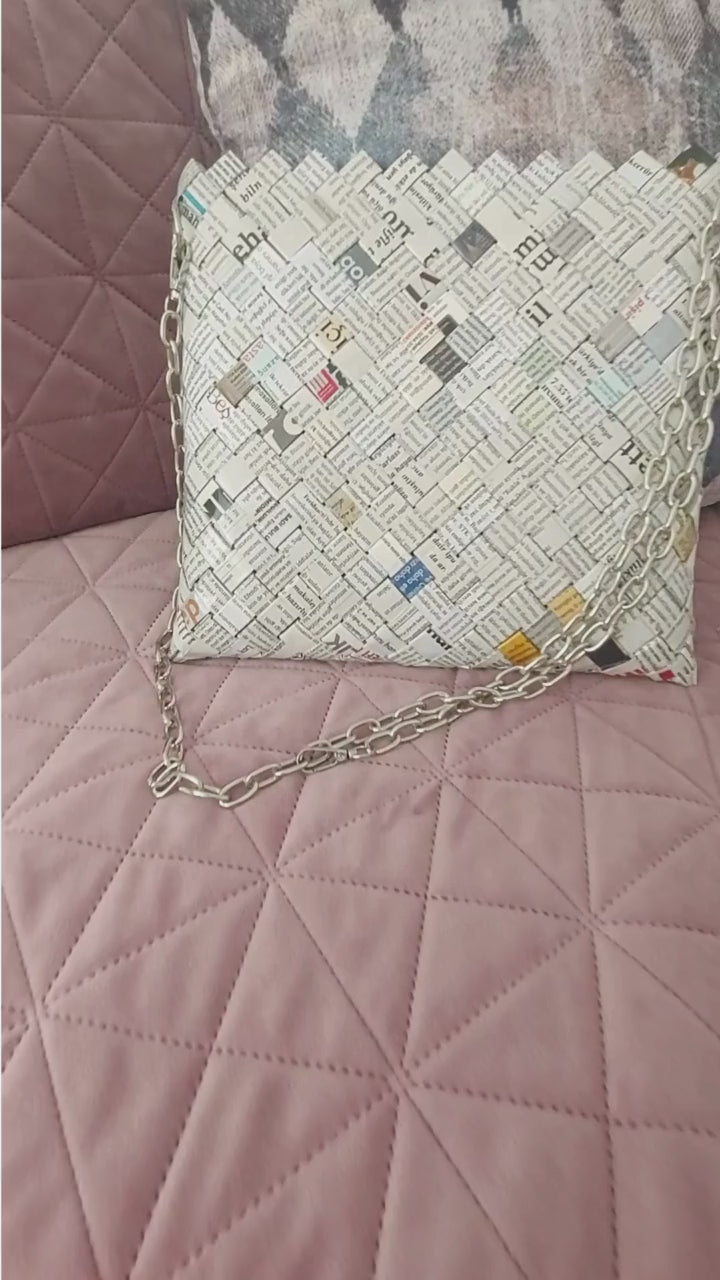Video showing the oversized newspaper-print woven bag and its structure